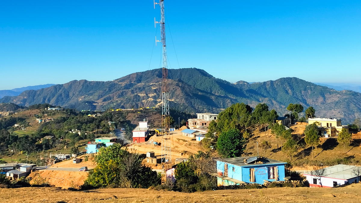 बैतडीको तल्लो स्वराड औलोको  जोखिममा : विषादी छर्किने अभियान